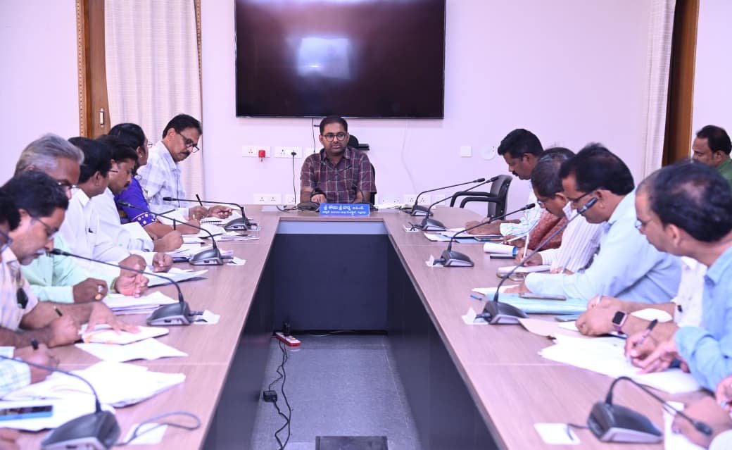 100% పన్ను వసూళ్ల పై అధికారులు దృష్టి సారించాలి... జిల్లా కలెక్టర్ కోయ శ్రీ హర్ష  *ఏప్రిల్ 2న గ్రామ సభ నిర్వహణకు చర్యలు  పంచాయతీ శాఖ పై సమీక్ష నిర్వహించిన జిల్లా కలెక్టర్